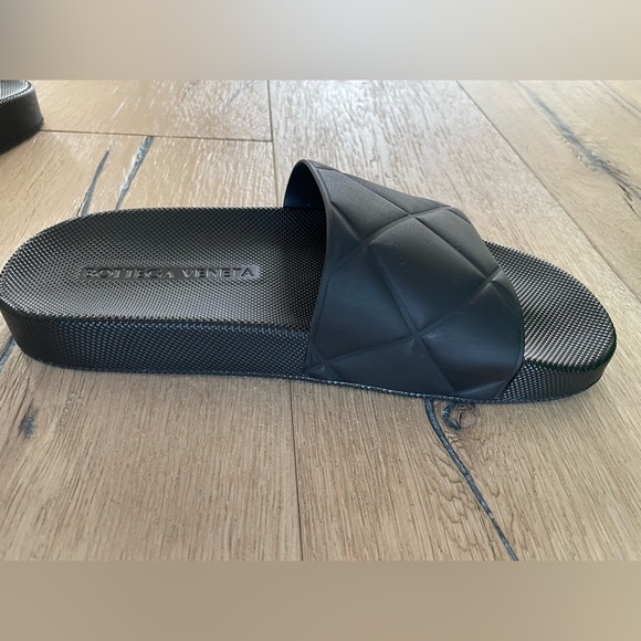 Bottega Vaneta black quilted pool slides - Picture 5 of 9